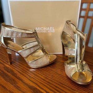 Michael Kors Berkley T strap, pale gold, size 10 m.
Like new, worn once.